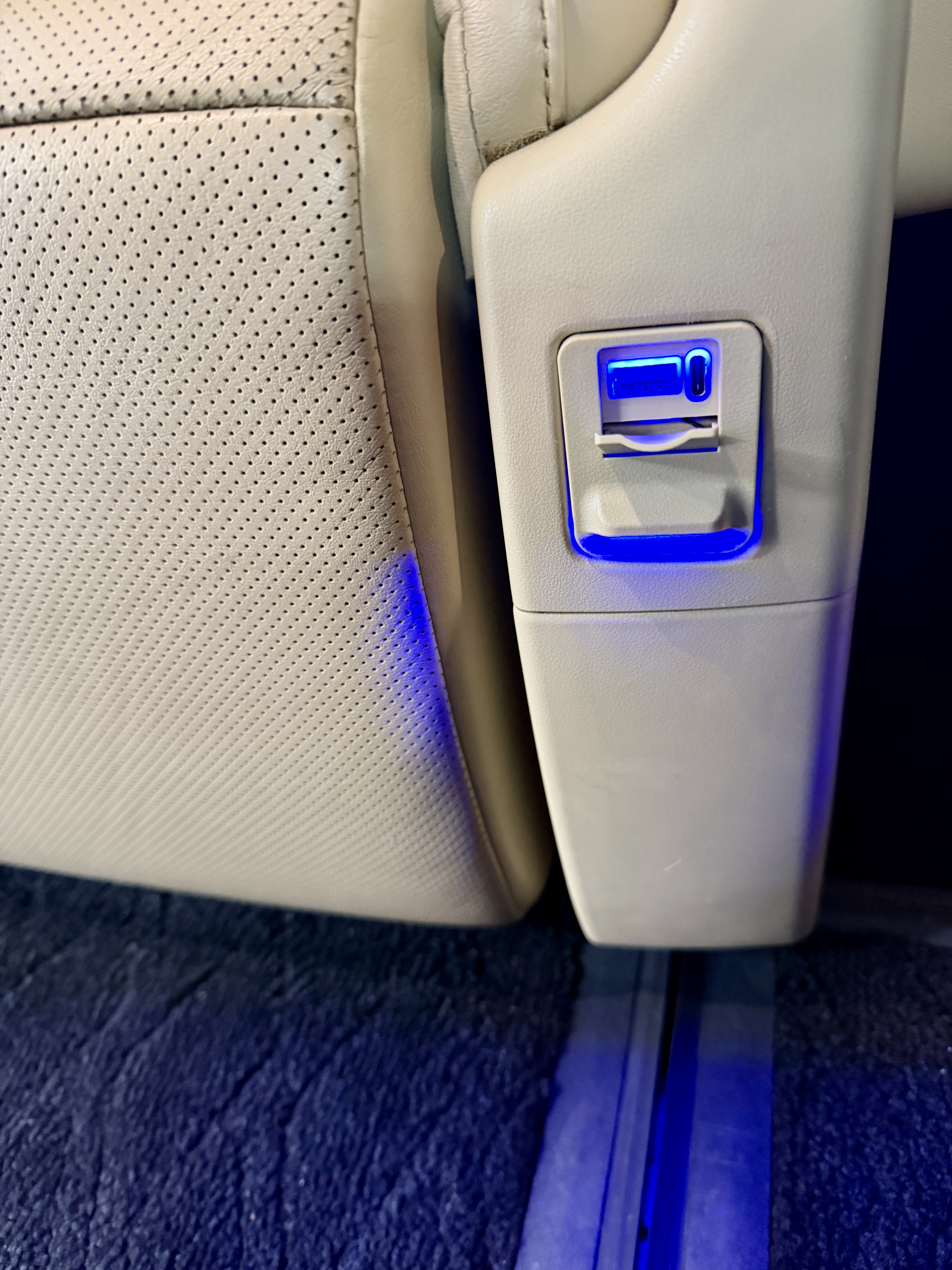 Toyota Alphard Executive Lounge photo 9