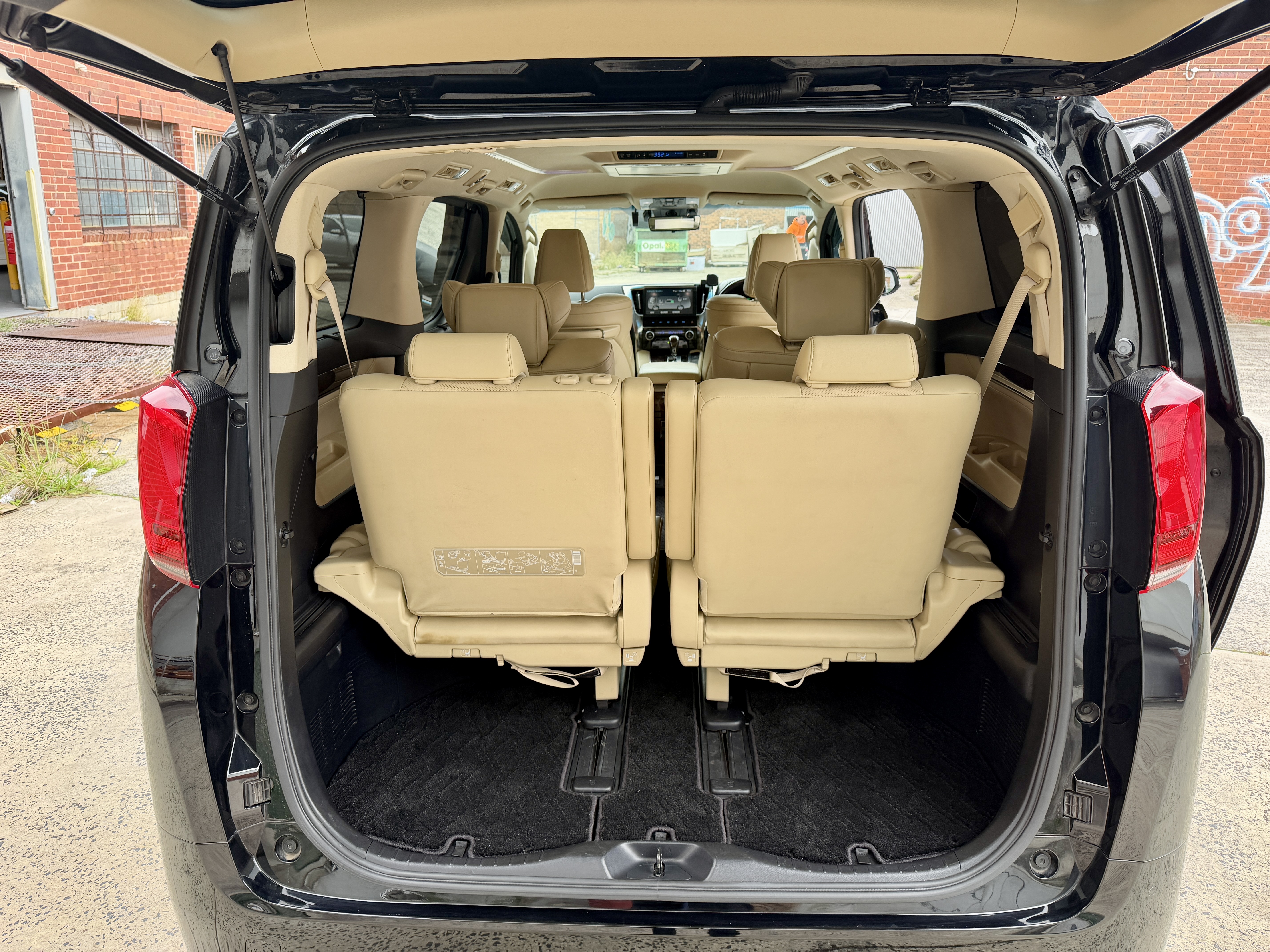 Toyota Alphard Executive Lounge photo 5