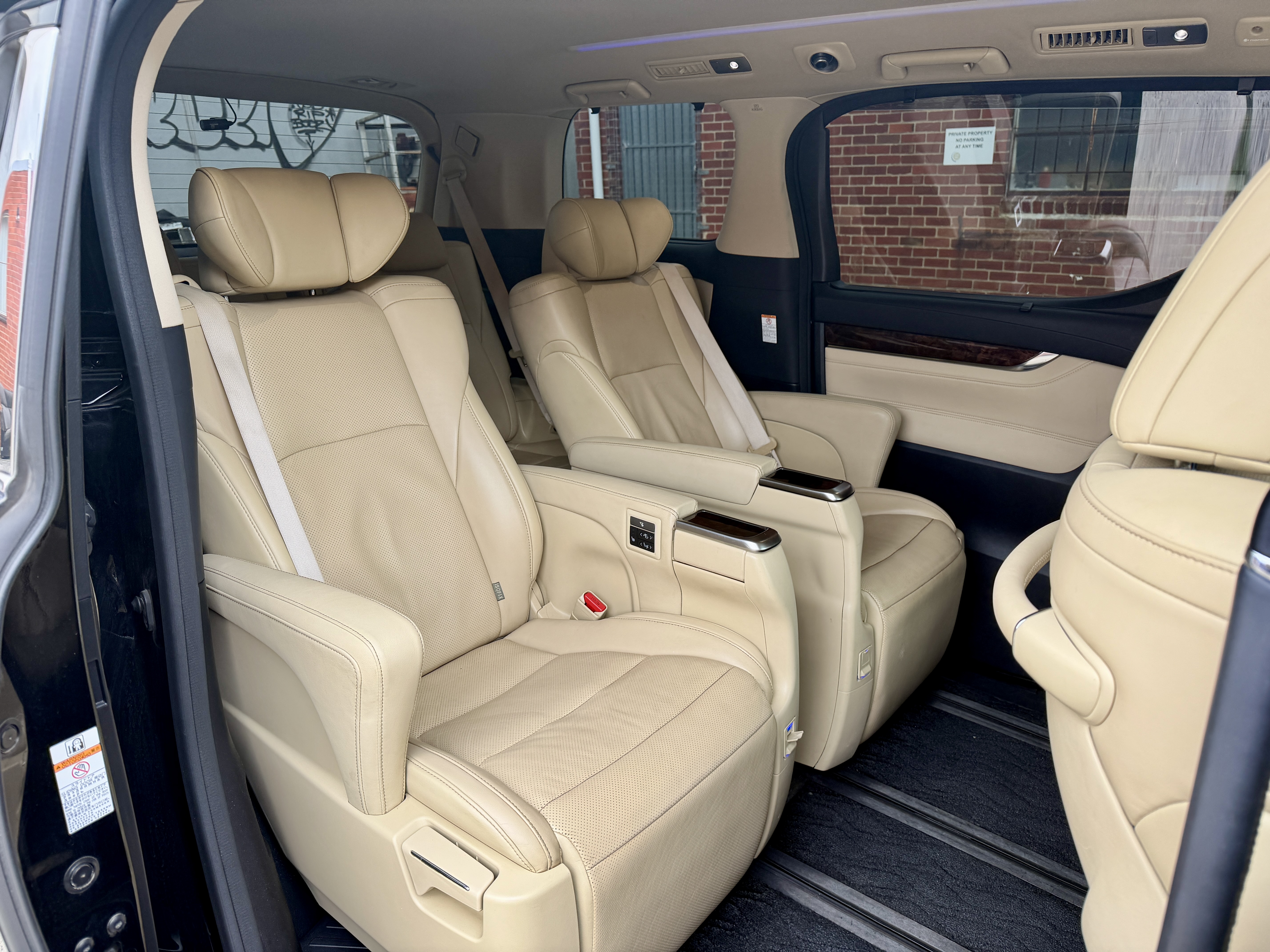 Toyota Alphard Executive Lounge photo 4